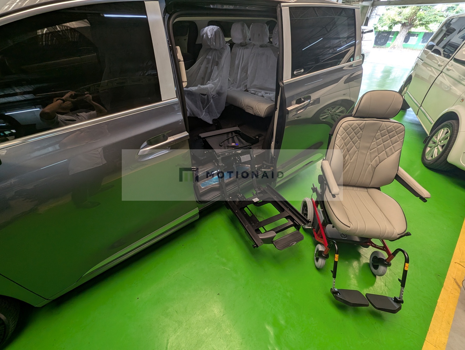 Back Stop Roda BYD Denza dengan fitur kursi roda | MotionAid | One-stop Mobility Aids ...